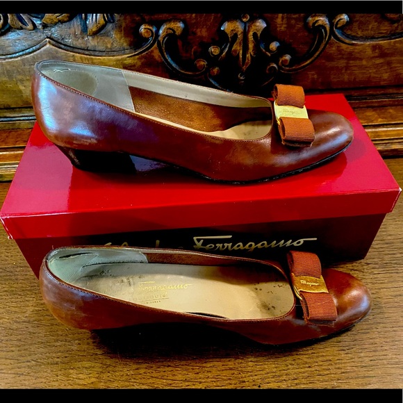 Salvatore Ferragamo Shoes - Salvatore Ferragamo Vara Brown Bow Gold Logo 8.5